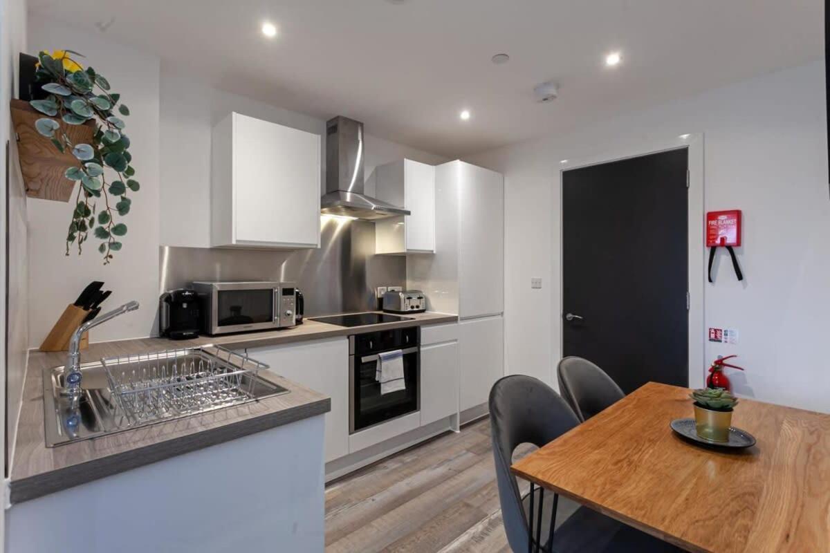 Stunning 2 Bed Flat 5Min To Old Trafford Stadium مانشستر المظهر الخارجي الصورة