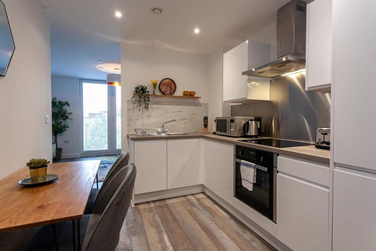 Stunning 2 Bed Flat 5Min To Old Trafford Stadium مانشستر المظهر الخارجي الصورة