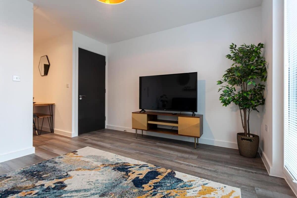 Stunning 2 Bed Flat 5Min To Old Trafford Stadium مانشستر المظهر الخارجي الصورة