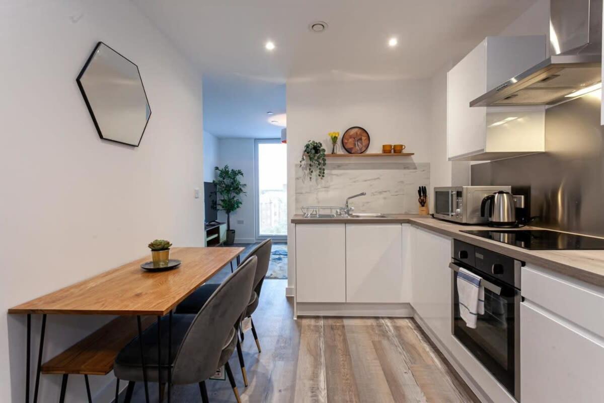 Stunning 2 Bed Flat 5Min To Old Trafford Stadium مانشستر المظهر الخارجي الصورة
