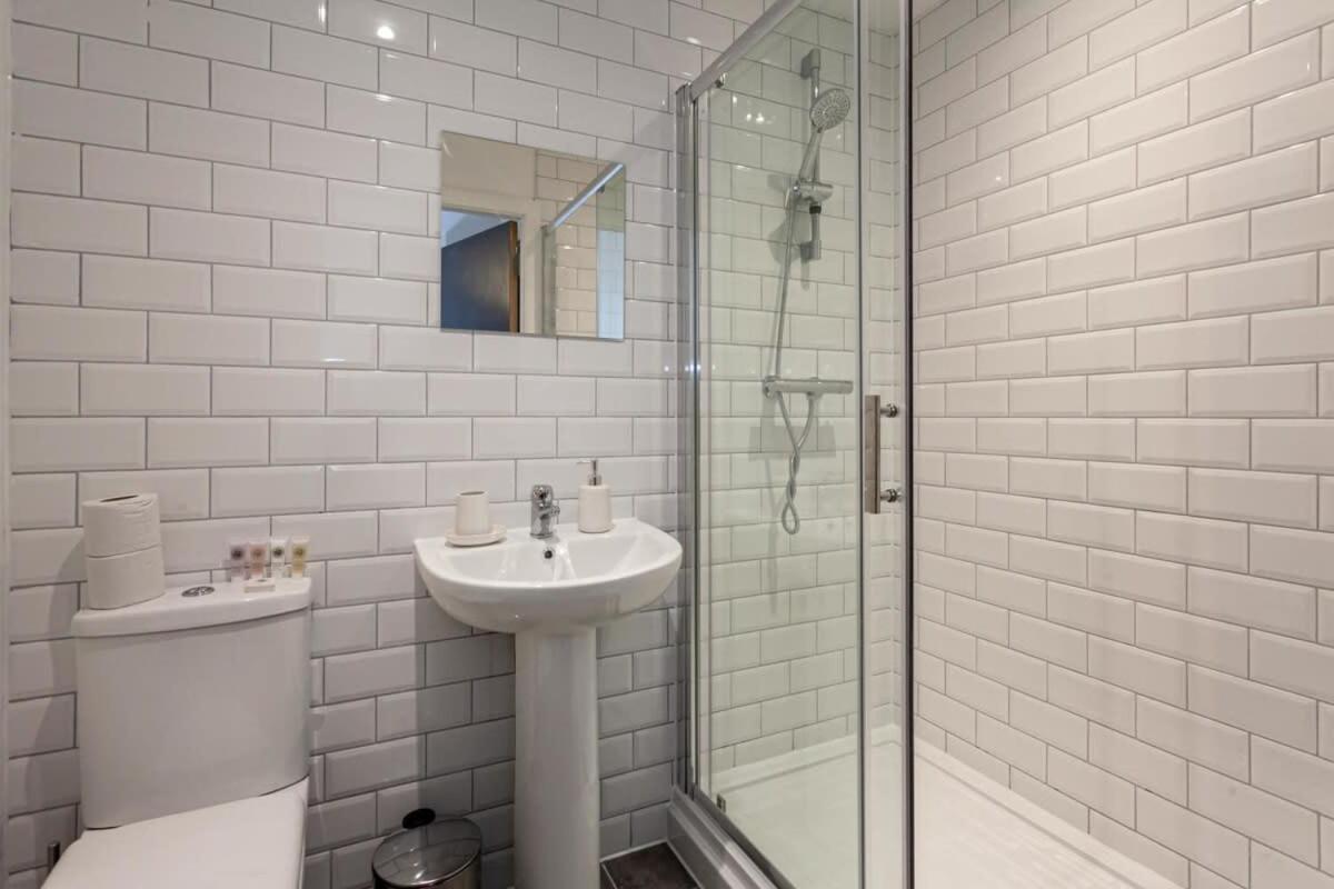 Stunning 2 Bed Flat 5Min To Old Trafford Stadium مانشستر المظهر الخارجي الصورة